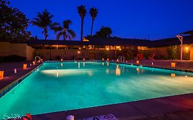 Carlton Oaks Hotel